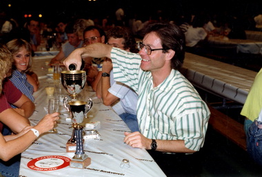 Champagner aus dem Pokal für den Gewinner
Champagne from the cup for the winner
Champagne de la coupe pour le vainqueur Champagner aus dem Pokal für den Gewinner
Champagne from the cup for the winner
Champagne de la coupe pour le vainqueur